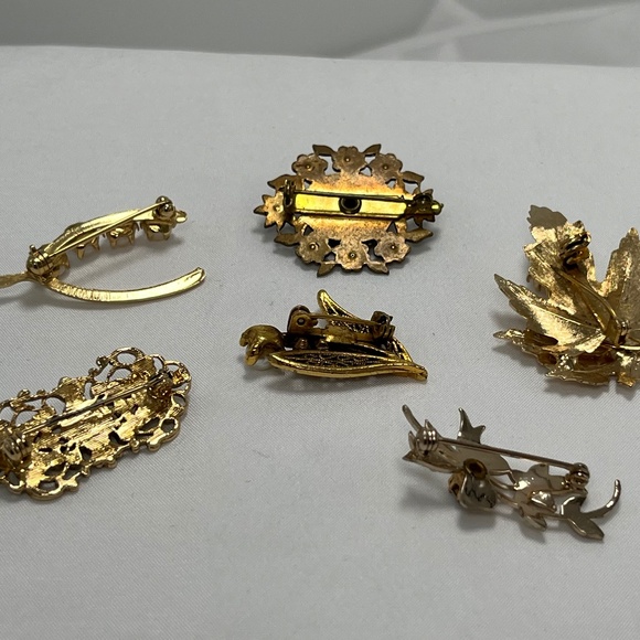 Multiple Vintage Costume Jewelry Brooches/Pins.  Gold Tone. - Picture 6 of 10